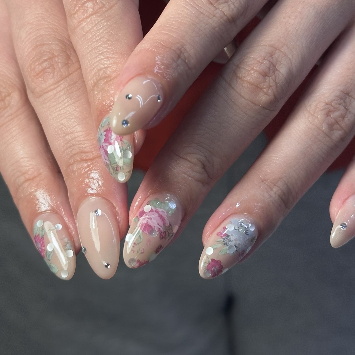 Nude nails with roses and white dots, an omakase design at blancher nail salon in Tokyo